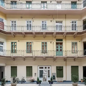 Cozy Boho Apartment, Super Central, Parliament, Netflix Apartment